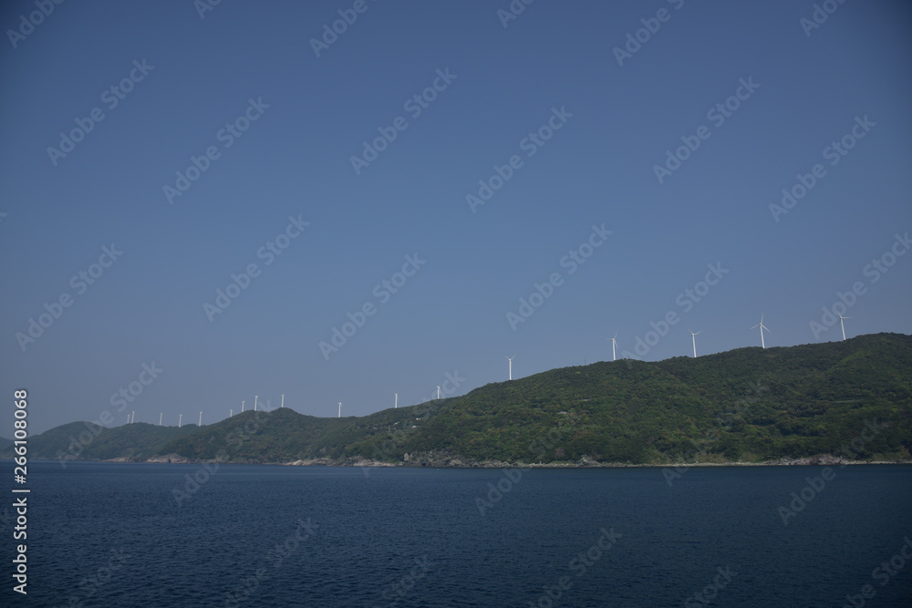 Fototapeta premium 日本の愛媛県の佐田岬の風力発電所