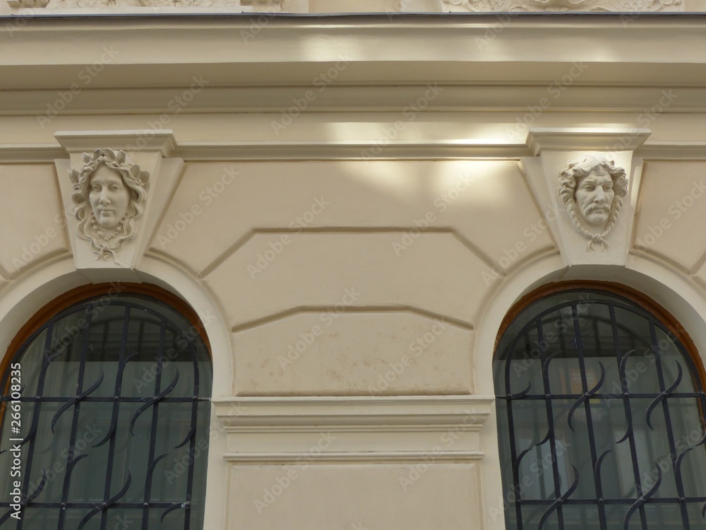 Finestre ad arco con all'estremità delle teste di statue in un palazzo di Praga in Repubblica Ceca.