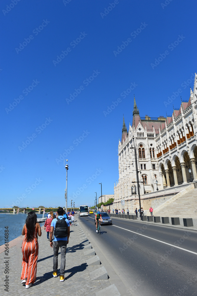 Obraz premium Parlamentsgebäude Vorderansicht (Budapest)