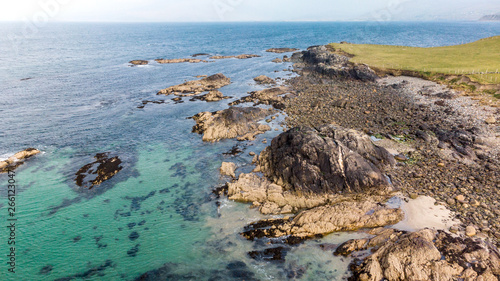vue aérienne sur un littoral avec des rochers et une eau turquoise