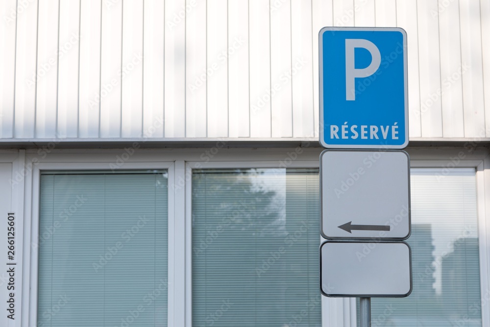 Naklejka premium Conceptual parking sign - reserve - with blank supplementary board.