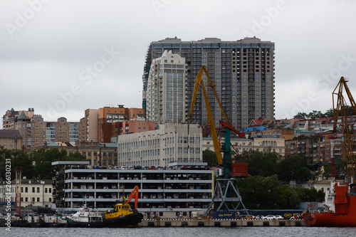 Foto The sea facade of the city of Vladivostok