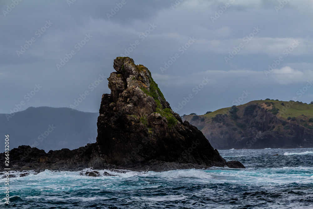 Fototapeta premium Waves crash against the rocks, Bay of Islands, New Zealand