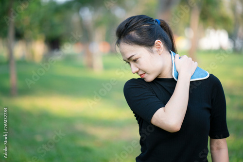 Fotografi woman putting an ice pack on her neck pain, healthy concept