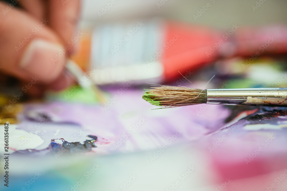Obraz premium Painting artwork: paint brushes on painting background