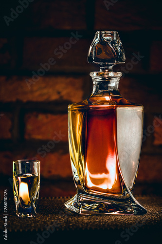 Obraz na płótnie Alkohol w karafce w salonie