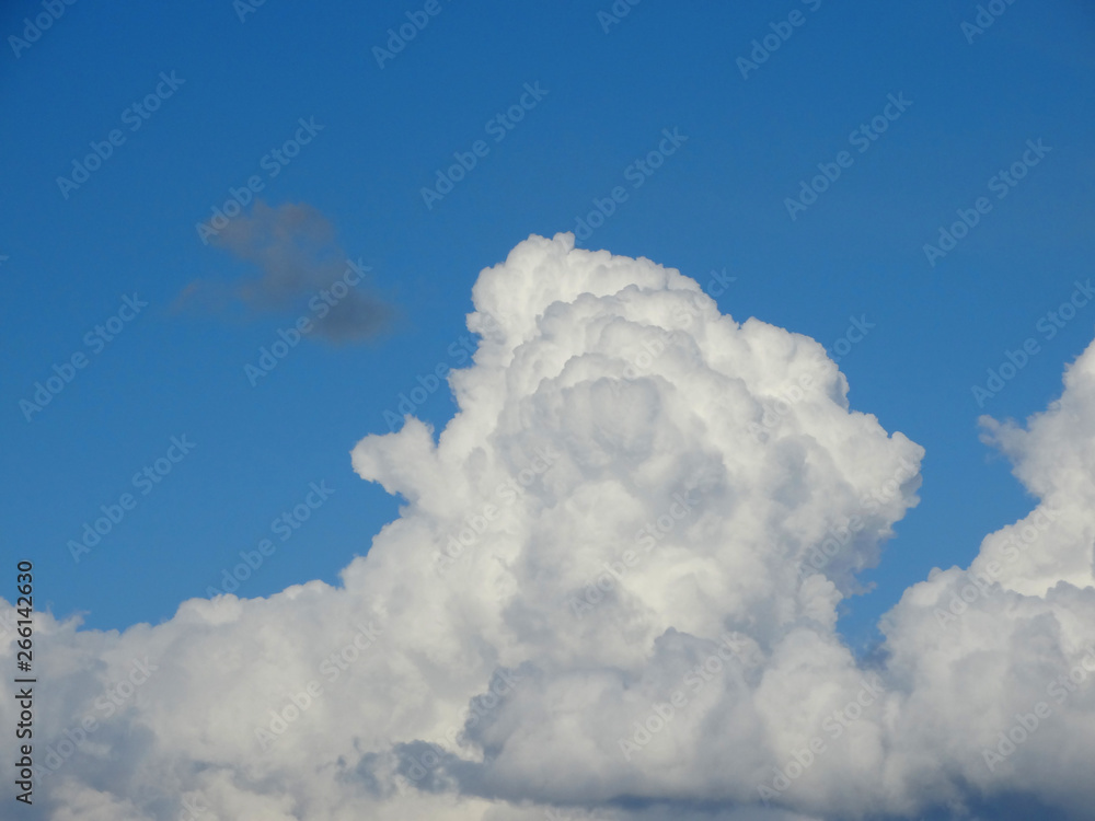 Naklejka premium weiße riesige Wolken am Himmel