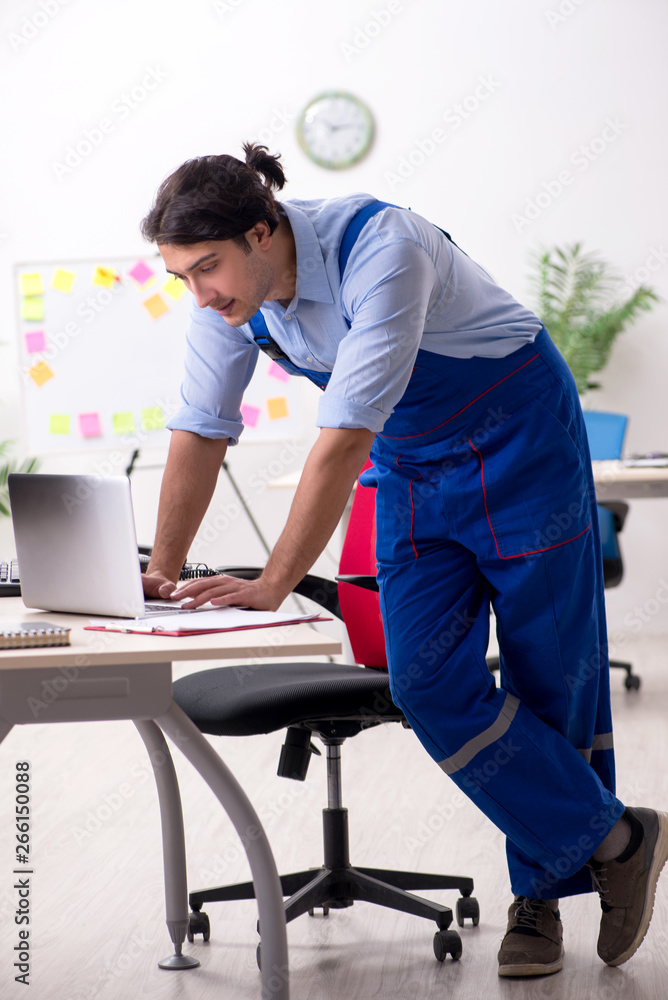 Male it specialist working in the office 