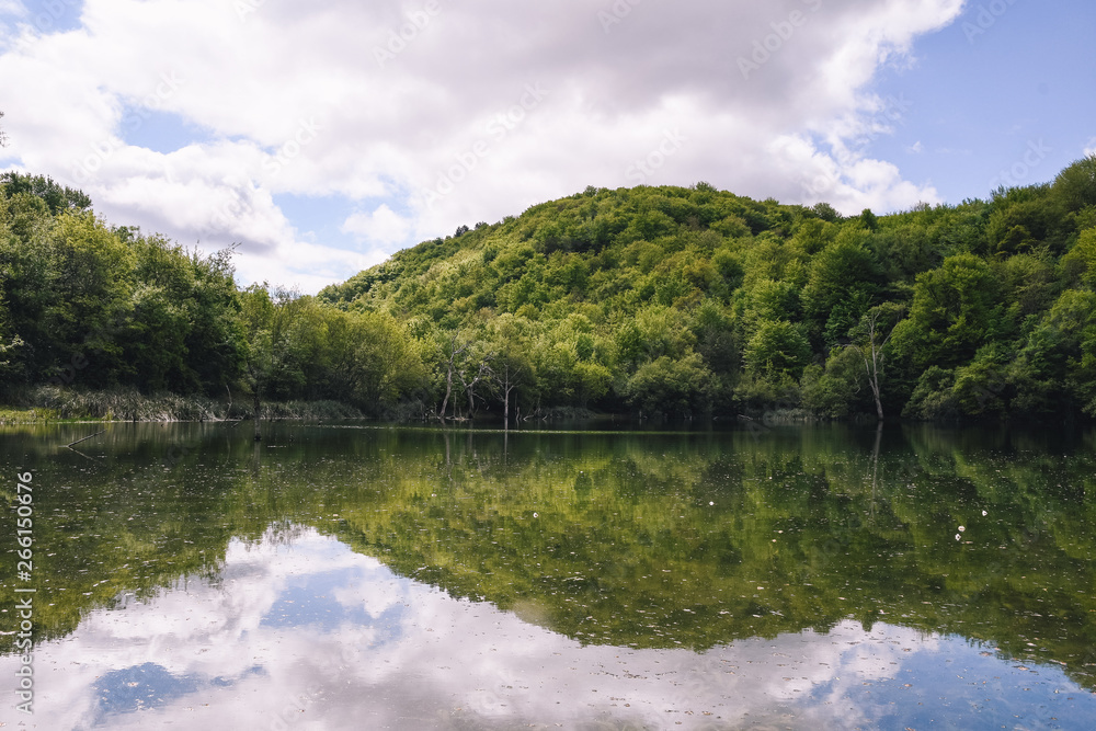 Naklejka Małe jezioro w górach bez ludzi w Kraju Basków