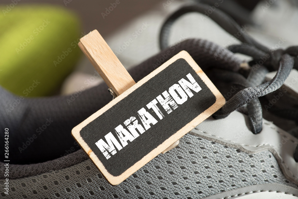 Laufschuhe und Hinweis auf Marathon