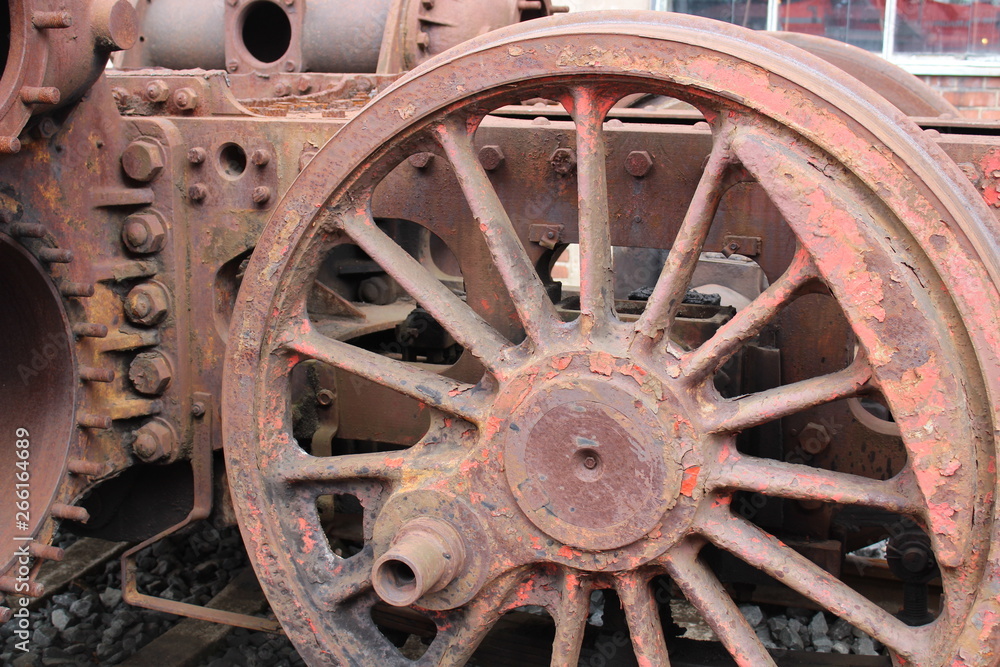 Fahrgestell einer alten verrosteten Eisenbahn 