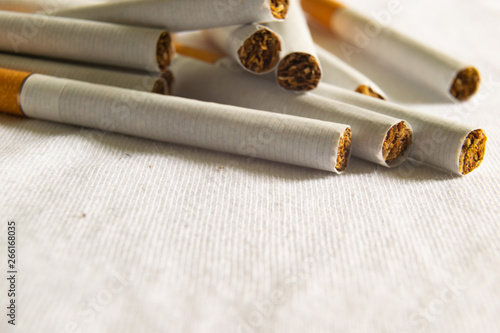 Zigaretten auf weißem Tuch