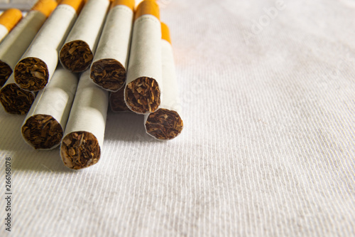 Zigaretten auf weißem Tuch