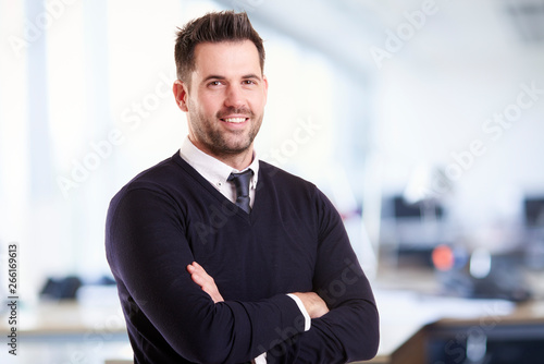 Carta da parati Businessman standing with folded arms in the office