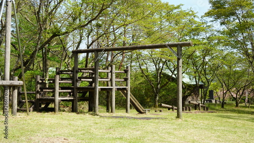 公園の古びた遊具