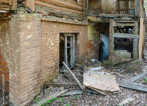abandoned ruin house, wooden architecture, debris, housing wreck