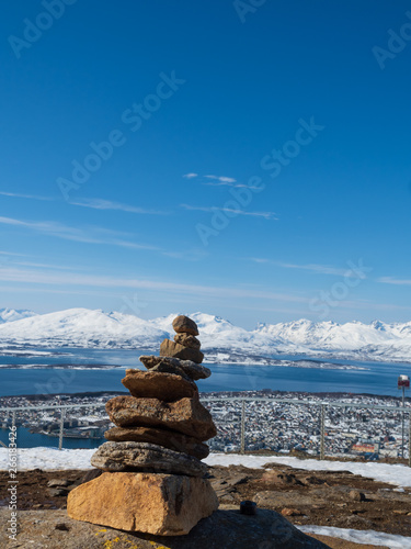 Cuadro en lienzo Zen ston lay up with Tromso city background