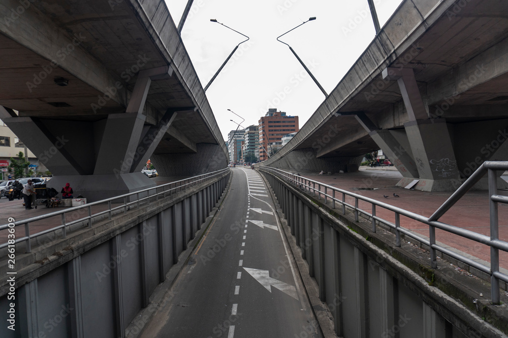 Fototapeta premium Pochmurny dzień w mieście