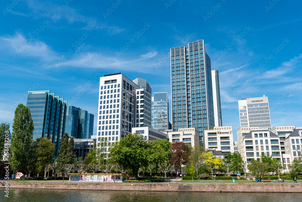 Die Skyline der Frankfurter Innenstadt vom Main aus gesehen Die Skyline der Frankfurter Innenstadt vom Main aus gesehen