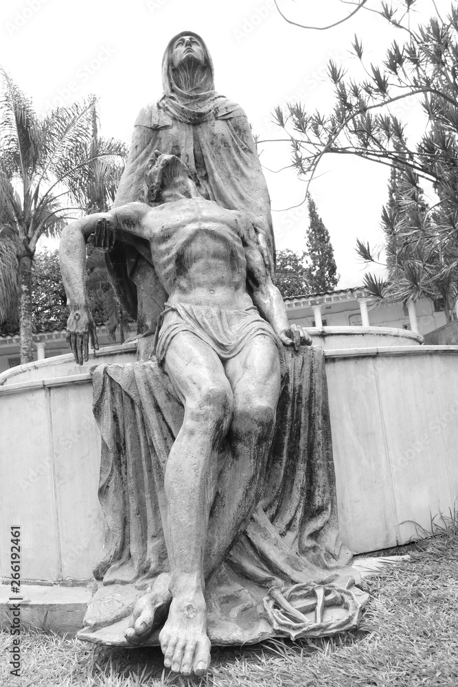 Estatua O Escultura De La Virgen Maria Con El Cuerpo De Jesus En Sus estatua-o-escultura-de-la-virgen-maria-con-el-cuerpo-de-jesus-en-sus