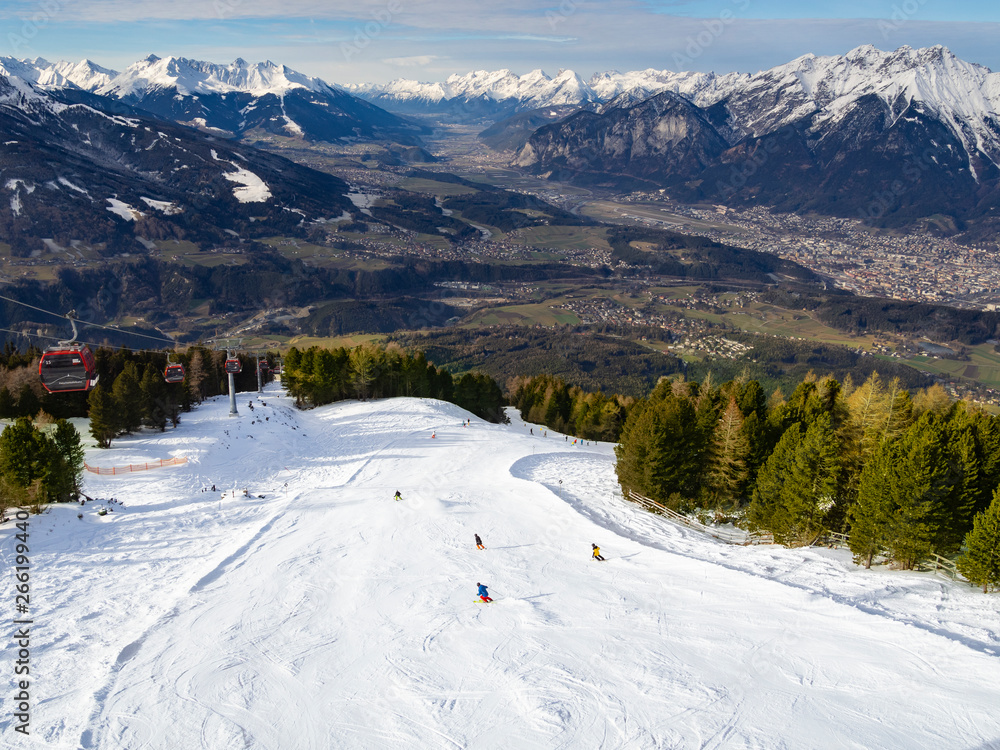 Paisaje alpino en Patscherkofel , estación de esquí del Tirol en Innsbruck, Austria, invierno de 2018