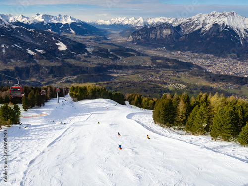 Paisaje alpino en Patscherkofel , estación de esquí del Tirol en Innsbruck, Austria, invierno de 2018