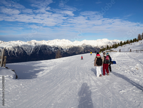 Paisaje nevado alpino con gente en la nieve en Patscherkofel , estación de esquí del Tirol en Innsbruck, Austria, invierno de 2018
