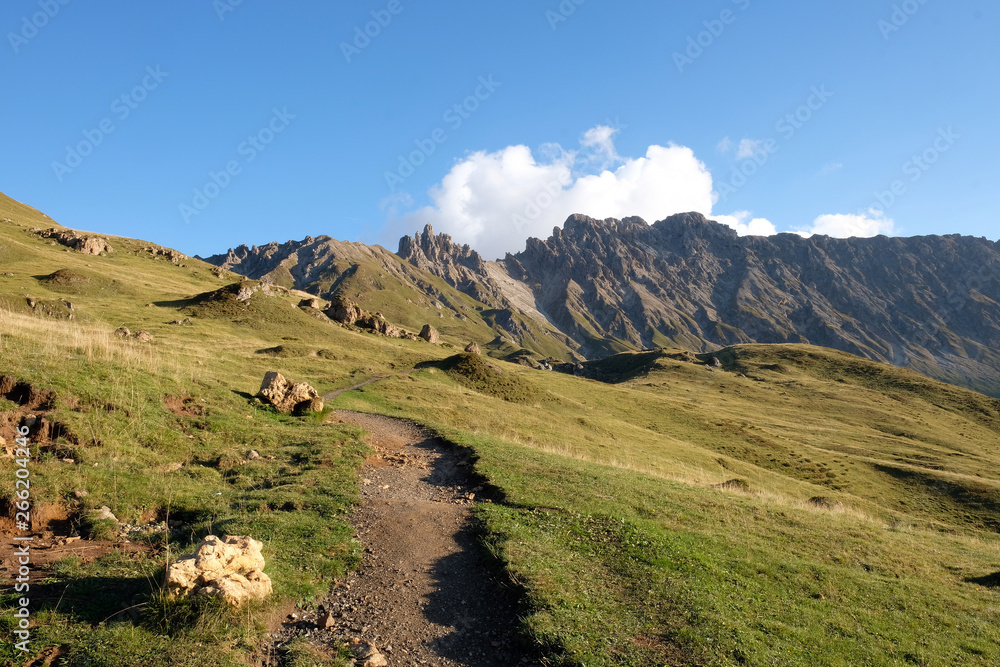 Fototapeta premium Die Leichtigkeit des Wanderns auf der Seiser Alm im Spätsommer