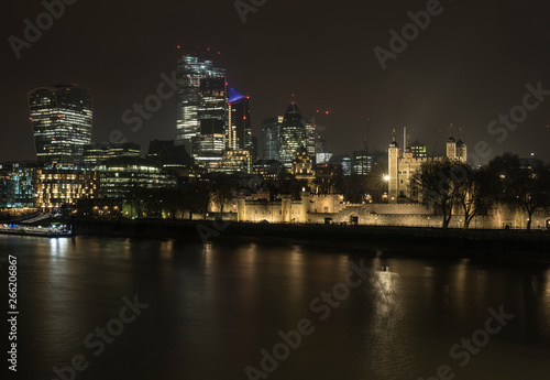 Fototapeta Naklejka Na Ścianę i Meble -  Tower of London and syline at night. 