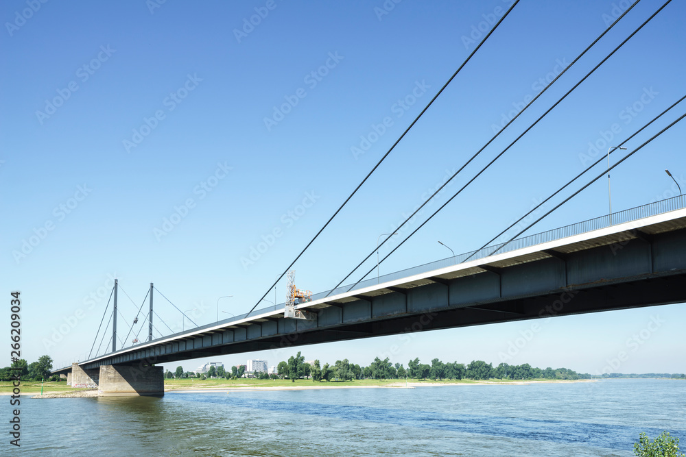 Naklejka premium Rheinpark Golzheim Düsseldorf und Theodor-Heuss-Brücke