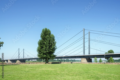 Rheinpark Golzheim Düsseldorf und Theodor-Heuss-Brücke