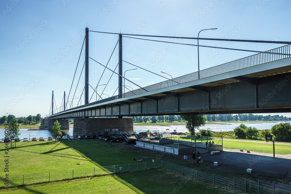 Rheinpark Golzheim Düsseldorf und Theodor-Heuss-Brücke Rheinpark Golzheim Düsseldorf und Theodor-Heuss-Brücke