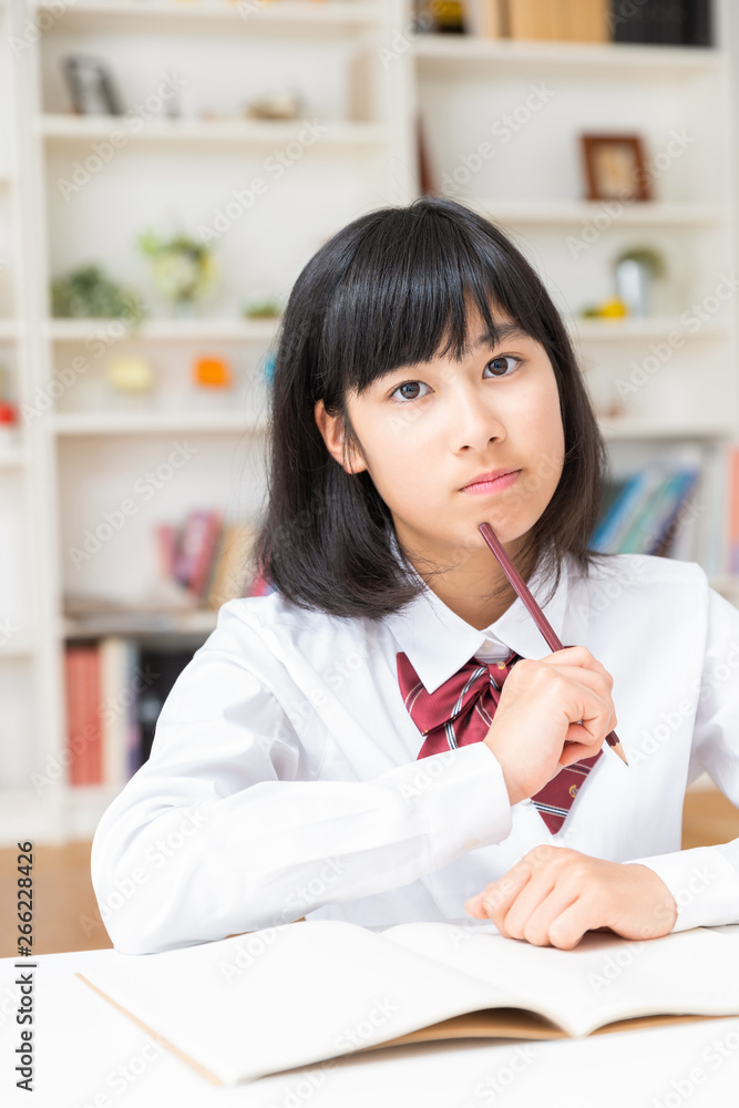 勉強する女の子 制服 悩む 勉強する女の子 制服 悩む