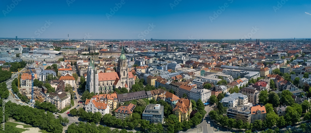 Obraz premium München von oben mit Blick auf das Stadtzentrum mit Blick über die St. Pauls Kirche nahe der Theresienwiese, aufgenommen mit einer Drohne