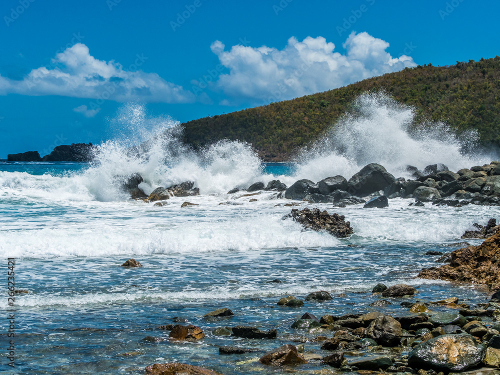 Naklejka premium Ocean surf on the rocky beach