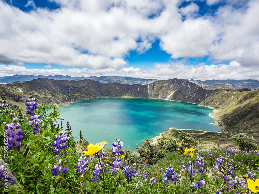 Beautiful panoramic scenery overlooking at Quilotoa lake at the crater rim in Quilotoa, Ecuador - obrazy, fototapety, plakaty 