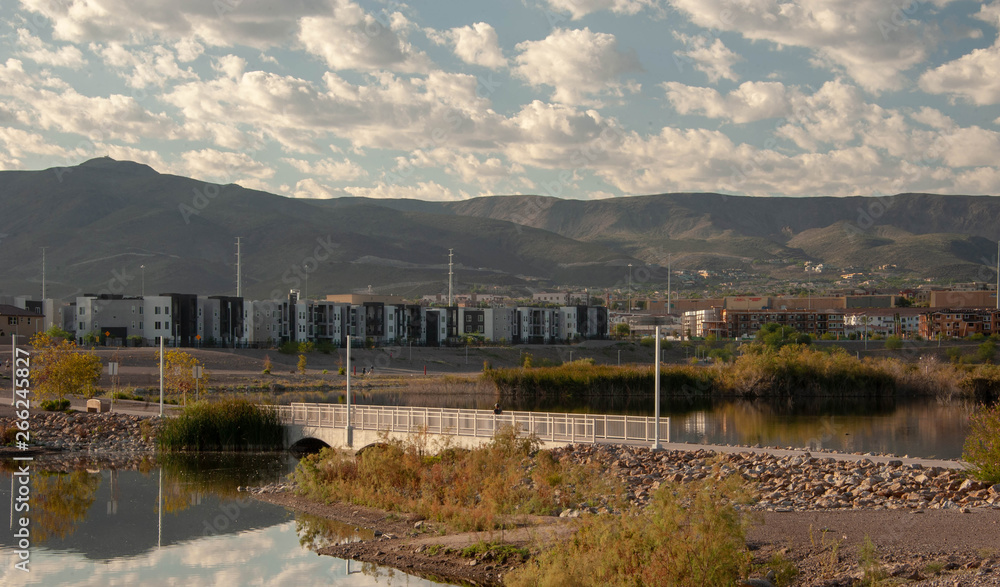 Fototapeta premium Cornerstone Park/Railroad Lake, Henderson, NV.