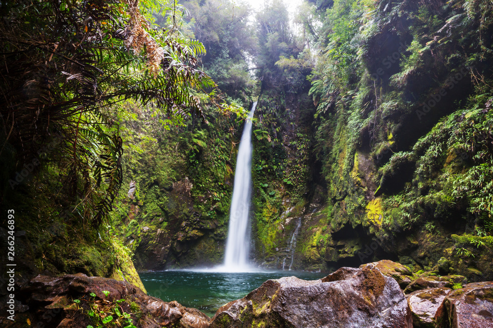 Waterfall in Chile - obrazy, fototapety, plakaty 
