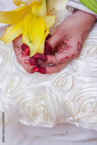 Wallpaper Mural wedding bouquet in bride's hands Torontodigital.ca