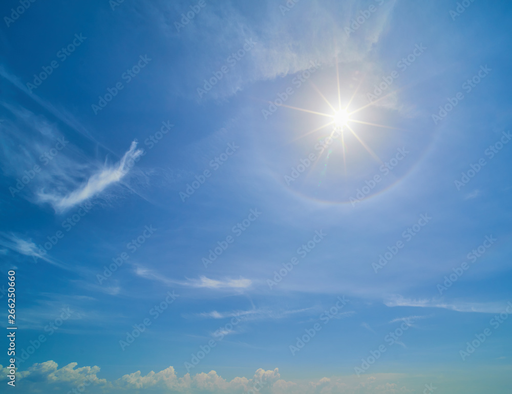 夏の空 太陽のハロー現象と光条 Stock Photo Adobe Stock