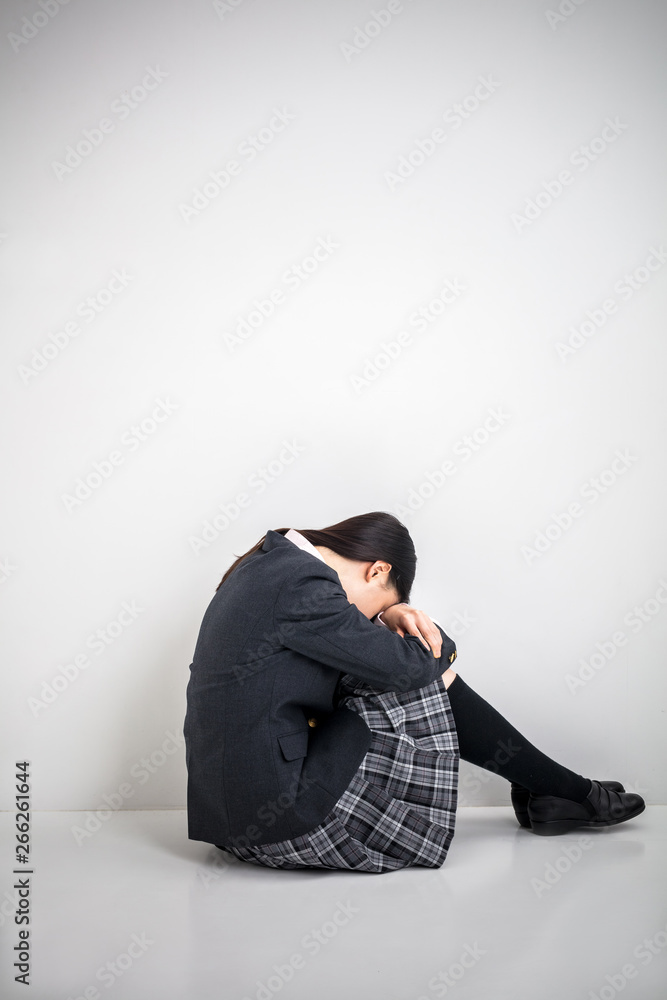 白背景に女子高生が孤立しているひとりぼっち悲しいいじめ Stock Photo Adobe Stock