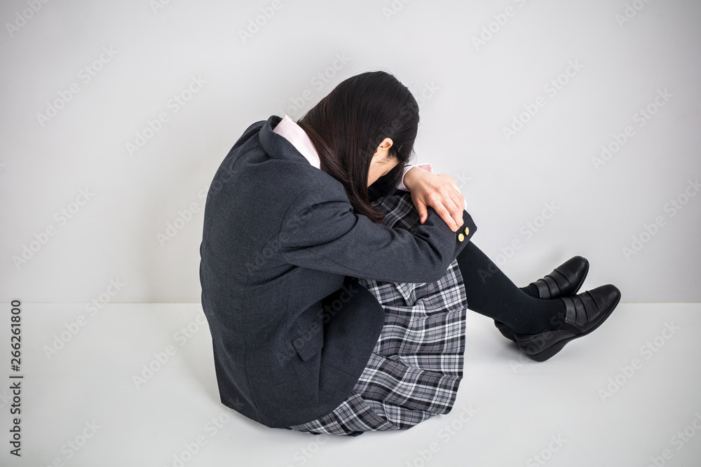 白背景に女子高生が孤立しているひとりぼっち悲しいいじめ Stock Foto Adobe Stock