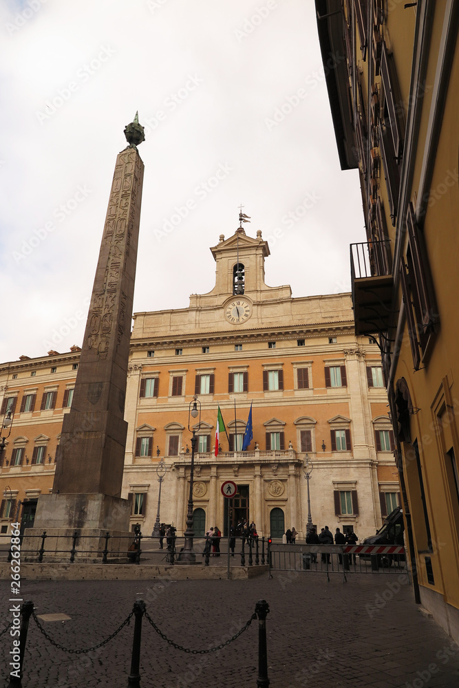 Palazzo Montecitorio con l'obelisco, sede della Camera dei Deputati, Roma