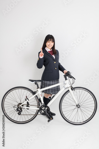 制服で自転車に乗る女子高生　high school girl © 健二 中村
