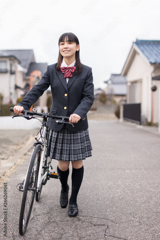 髪の毛が長い女子高生が制服を着て夕焼けに向かって自転車で歩く姿帰宅部 Stock Foto Adobe Stock 髪の毛が長い女子高生が制服を着て夕焼けに向かって自転車で歩く姿帰宅部 Stock Foto Adobe Stock