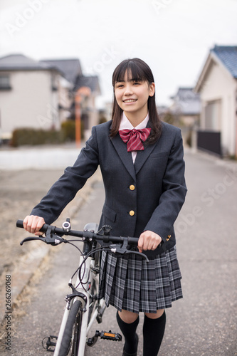 髪の毛が長い女子高生が制服を着て夕焼けに向かって自転車で歩く姿帰宅部 Stock Photo Adobe Stock 髪の毛が長い女子高生が制服を着て夕焼けに向かって自転車で歩く姿帰宅部 Stock Photo Adobe Stock