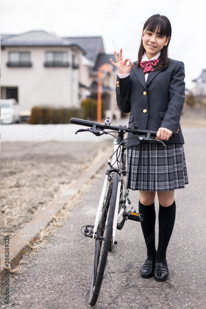 髪の毛が長い女子高生が制服を着て夕焼けに向かって自転車で歩いて丸正解と表記している姿帰宅部 Stock Photo Adobe Stock 髪の毛が長い女子高生が制服を着て夕焼けに向かって自転車で歩いて丸正解と表記している姿帰宅部 Stock Photo Adobe Stock