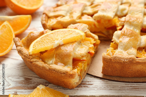 Cuadro en lienzo Tasty orange pie on wooden table, closeup
