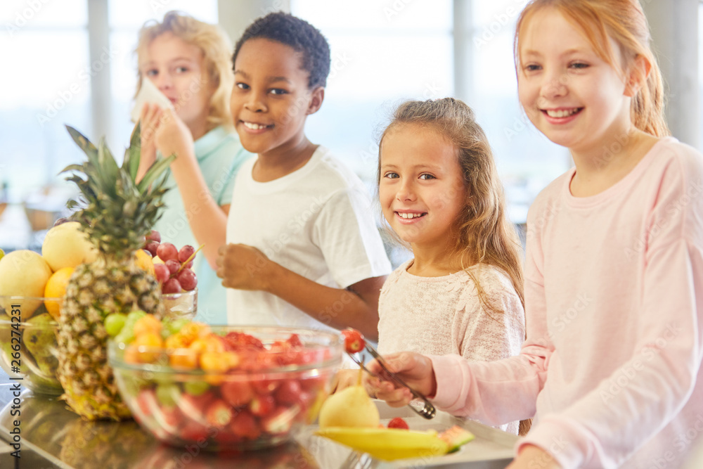 Gruppe Kinder am Büffet der Grundschule Gruppe Kinder am Büffet der Grundschule