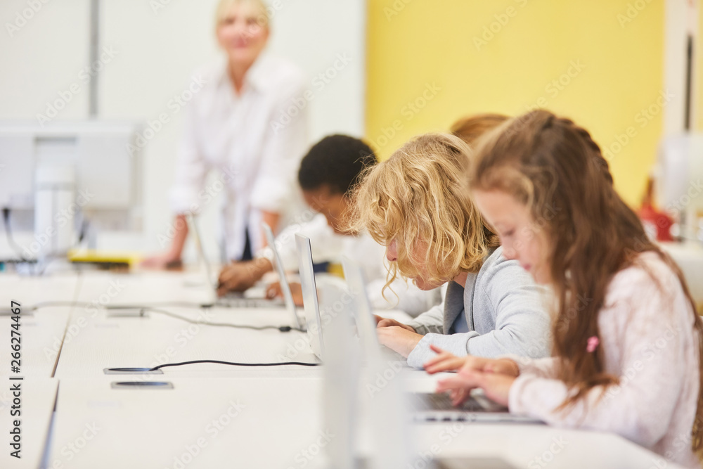 Grundschule mit schnellem Internet Grundschule mit schnellem Internet